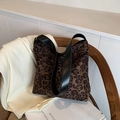 Modische Hobo-Schultertasche mit Leopardenmuster und breitem schwarzem Lederriemen - Braun