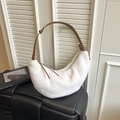 Bolso medialuna de pelo sintético blanco con correa de cuero marrón de alta calidad - Blanco