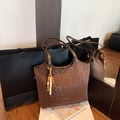 Borsa tote leopardata marrone in pelle cerata con ciondolo in nappa di legno - Marrone