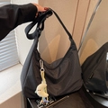 Sac hobo en toile avec motif à carreaux noir et blanc et pendentif lune doux - Noir avec pendentif