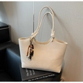 Detalle de bolso tote de cuero crema con asa anudada y colgante de borla con cuentas - Con Colgante / Blanco Roto
