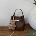 Sac seau en cuir marron foncé avec fermoir rotatif argenté et breloque ours en peluche - Café avec Pendentif