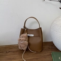 Sac seau en cuir marron avec fermoir rotatif argenté et charm ours en peluche - Marron avec pendentif