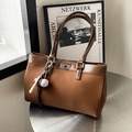 Grand sac cabas marron en similicuir avec fermoir rotatif et breloque de sport chic - Beige Kaki Avec Breloque