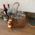 Detail der Schultertasche mit Leopardenmuster, süßem Plüschbären und Leder-Schultergurt - Leopardenmuster Mit Anhänger