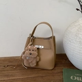 Sac seau chic en cuir de chameau avec fermoir argenté et breloque chien en peluche doux - Khaki Avec Pendentif