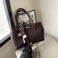 Grand sac fourre-tout marron foncé en tissu mat avec fermoir argenté et breloques de sport - Café avec Pendentif