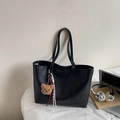 Minimalistische schwarze Totebag aus mattem Kunstleder mit Bärenanhänger und Quaste - Schwarz (mit Anhänger)