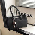 Sac cabas noir mat avec breloque baseball et fermoir tournant argenté élégant - Noir avec pendentif