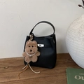 Sac seau en cuir grainé noir avec fermoir tournant et breloque chien en peluche - Noir avec pendentif