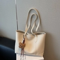 Große cremefarbene Leder-Tote-Bag mit Schultergurten und braunem Bärenanhänger - Beige (Mit Anhänger)