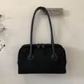 Detalle del bolso de hombro en ante negro con correas dobles de cuero y cremallera - Negro