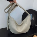 Minimalistische beige Hobo-Tasche in Mondform mit geknoteten Trägern aus weichem Kunstleder - Beigegrau