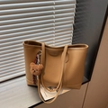 Minimalistische hellbraune PU-Leder-Einkaufstasche mit Schulterriemen und Bären-Anhänger - Khaki (Mit Anhänger)