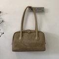Detalle del bolso Boston de ante caqui con cremalleras dobles y asas superiores robustas - Caqui