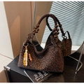 Dettaglio della borsa leopardata con manici vintage in perline di legno e ciondoli - caffè