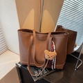 Braune Shopper-Tasche aus Kunstleder mit Logo-Prägung und niedlichem Bärenanhänger - Kaffeebraun (mit Anhänger)