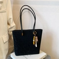 Bolso tote negro de ante con asas delgadas y colgante de cuentas de estilo étnico - Negro