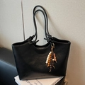 Bolso tote negro minimalista de cuero sintético con colgante de cuentas de madera - Con Colgante / Negro