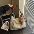 Borsa hobo kaki con cinturini in pelle marrone e ciondolo a forma di orso di peluche - Bianco Crema Con Ciondolo