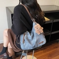 Borsa a spalla vintage grigio-blu con cinturini in pelle marrone e ciondolo a orsetto - Blu con Pendente