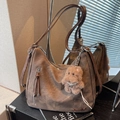 Borsa tote vintage in pelle marrone con ciondolo a orsetto e finitura plissettata - Caffè con Ciondolo
