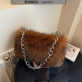 Braune Kunstfell-Schultertasche mit silberner grober Kette im flauschigen Rechteck-Design - Braun