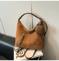 Détail du sac hobo en cuir mat marron avec porte-monnaie rond et bandoulière fine - Marron