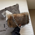 Schultertasche aus braunem Kunstpelz mit silberner Gliederkette für herbstliche Outfits - Kaffee