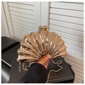 Elegante borsa da sera a conchiglia dorata con trama radiale e catena in metallo - Oro Stile 1
