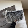 Schicke schwarz-weiße Kunstpelz-Schultertasche mit grober silberner Metallkette - Schwarzfrost