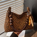 Borsa tote con stampa leopardata, manico in perline di legno e ciondolo vintage - Marrone
