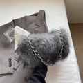 Sac à main chic en fausse fourrure grise avec bandoulière à grosse chaîne argentée - Gris