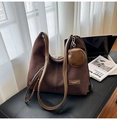Détail du sac cabas en daim marron avec surpiqûres blanches et petite pochette ronde - Marron