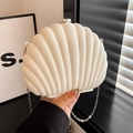 Schicke cremeweiße Muschel-Clutch mit silberner Kette und matter Oberflächenstruktur - Weiß