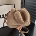 Borsa a secchiello marrone in ecopelliccia con coulisse e tracolla sottile in pelle - Cachi