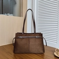 Détail du sac cabas en daim marron foncé avec boucles métalliques et lanières en cuir - Marron