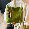 Borsa tote verde scamosciata con stampa leopardata e ciondolo in perline di legno - Verde