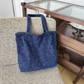 Borsa tote in denim blu scuro con motivi a cuori bianchi e manici in denim resistenti - Cuore Blu Scuro