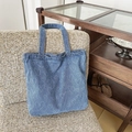Borsa tote in denim blu lavato con motivi a cuore bianchi e tracolle robuste - Cuore Celeste