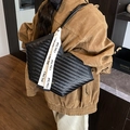 Bolso tote de cuero tejido negro con cinta de contraste mostrado sobre el hombro - Negro