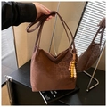 Borsa tote opaca marrone scuro con trama leopardata e dettaglio nappa di perline - Marrone