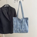 Borsa tote in denim lavato azzurro con motivi a stella sfrangiati e design capiente ideale - Stella Azzurro
