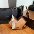 Bolso bandolera tejido marrón con asas de cuero oscuro y cinta blanca decorativa - Marrón