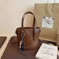 Borsa a secchiello marrone opaco con nappa di perline di legno e tracolla regolabile - Marrone