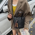 Borsa a secchiello nera opaca retrò con nappa di perline in legno e tracolla rimovibile - Nero