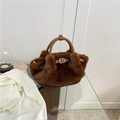 Elegante dunkelbraune Pelzhandtasche mit Ledergriffen und schicken Metalldetails - Braun