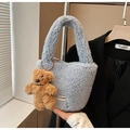 Detail der hellblauen Teddy-Beuteltasche mit einem niedlichen braunen Bärenanhänger - Blau (Mit Anhänger)
