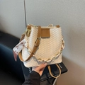 Retro handgewebte Beuteltasche in Cremeweiß mit braunem Lederriemen und Seidenschal - Cremeweiß