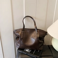 Grande borsa tote retrò marrone scuro in ecopelle lucida con rivetti a stella per il lavoro - Marrone